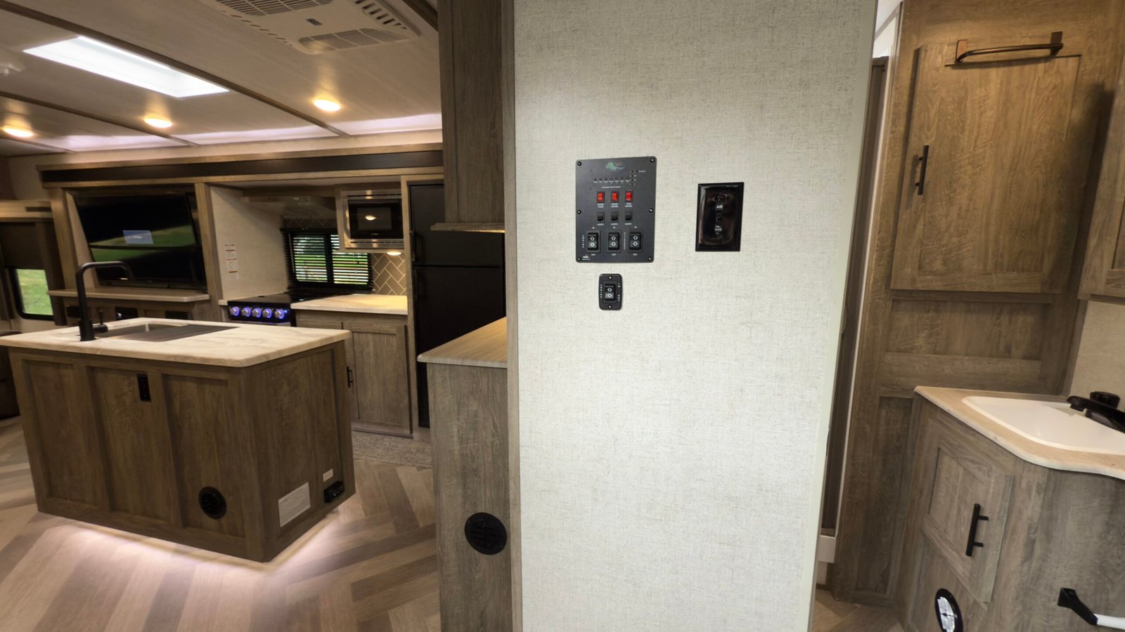 2020 Forest River Wildwood Heritage Glen 27R1L 35ft