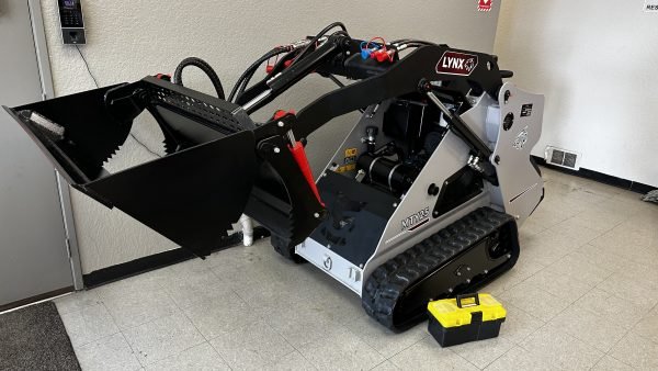 LYNX Skid Steer Loader MTY25 4 IN 1 HYDRAULIC BUCKET - Image 8