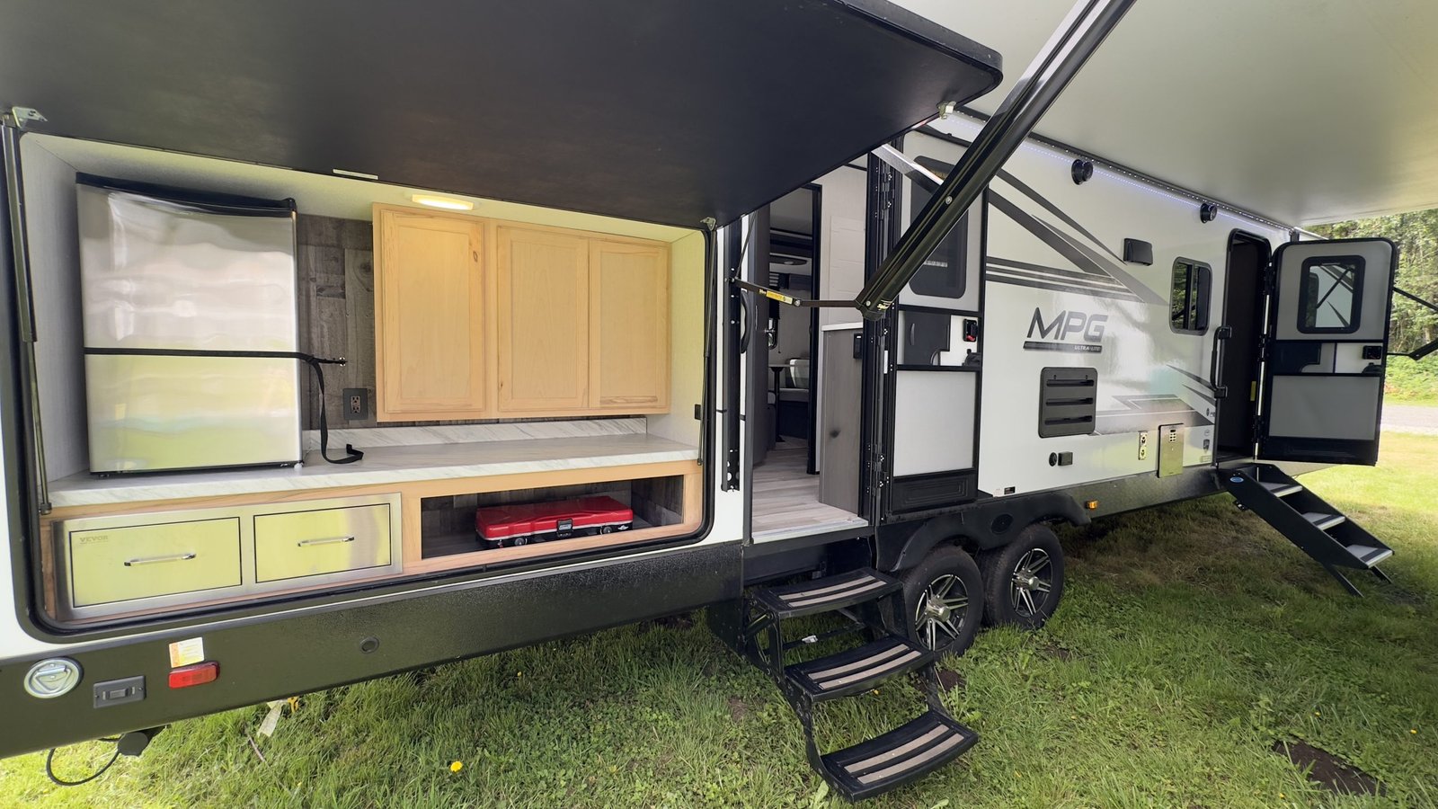 2022 Cruiser MPG 3100BH ULTRA LITE PREMIUM 36 FT Travel Trailer, Sleeps 8+