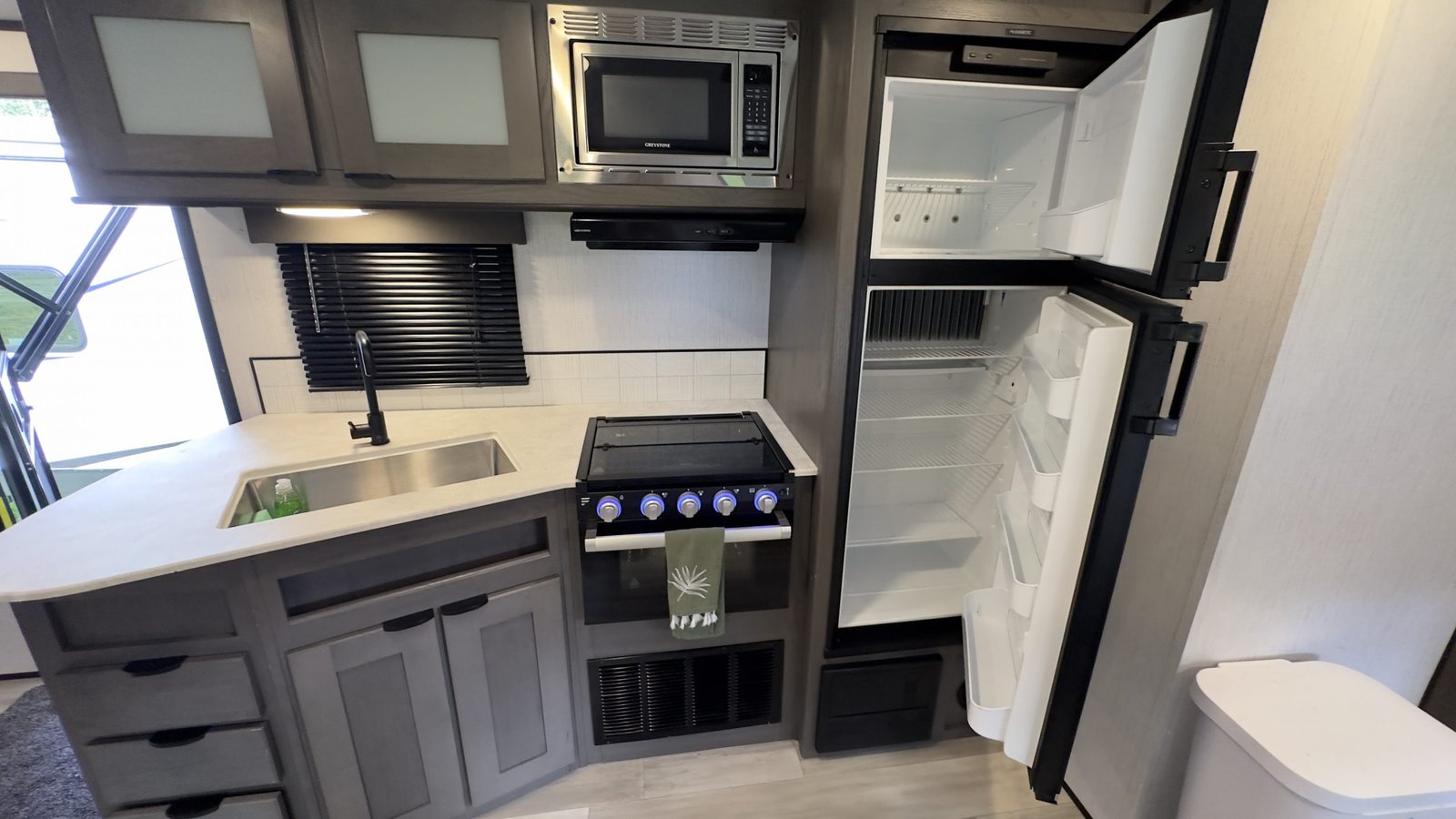 2022 Cruiser MPG 3100BH ULTRA LITE PREMIUM 36 FT Travel Trailer, Sleeps 8+