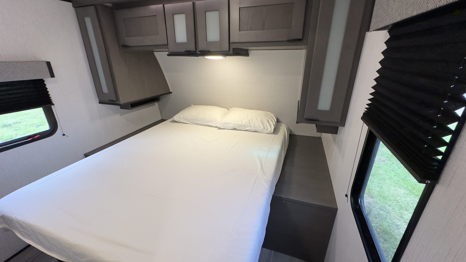 2022 Cruiser MPG 3100BH ULTRA LITE PREMIUM 36 FT Travel Trailer, Sleeps 8+