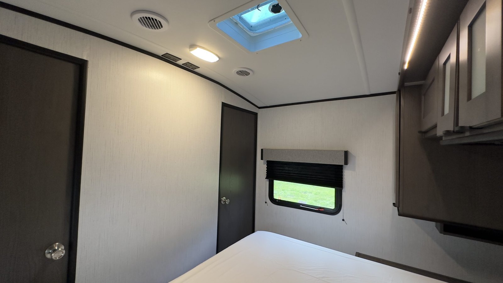 2022 Cruiser MPG 3100BH ULTRA LITE PREMIUM 36 FT Travel Trailer, Sleeps 8+