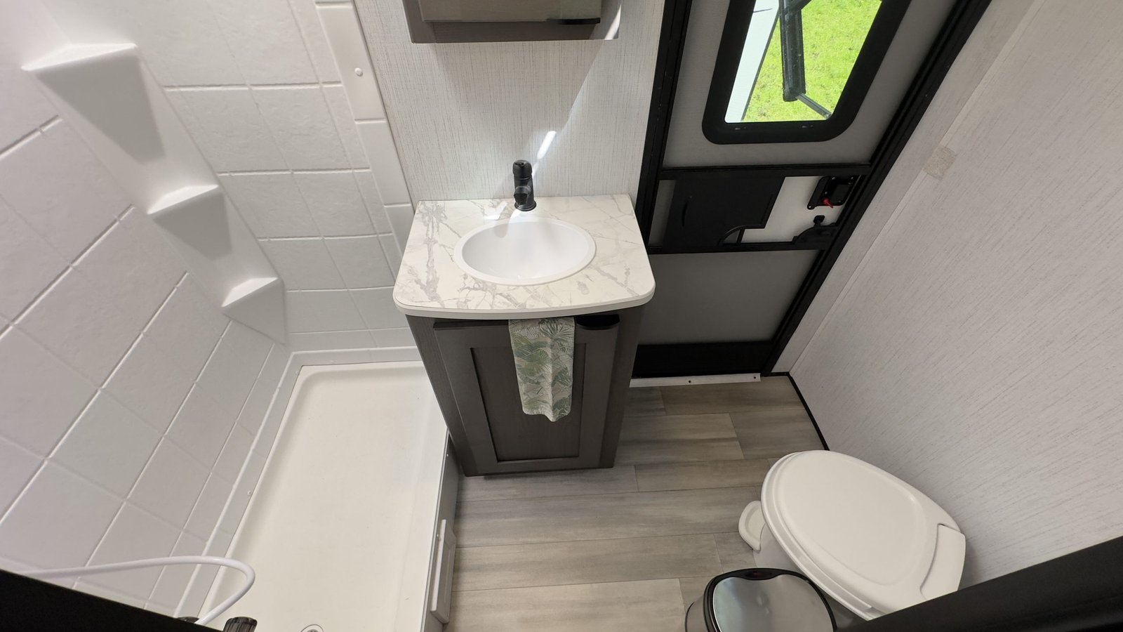 2022 Cruiser MPG 3100BH ULTRA LITE PREMIUM 36 FT Travel Trailer, Sleeps 8+