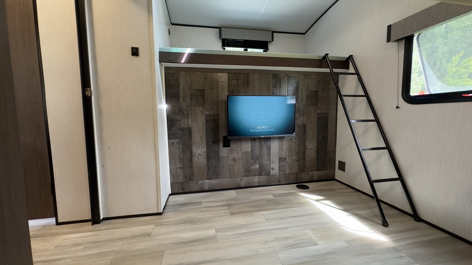 2022 Cruiser MPG 3100BH ULTRA LITE PREMIUM 36 FT Travel Trailer, Sleeps 8+