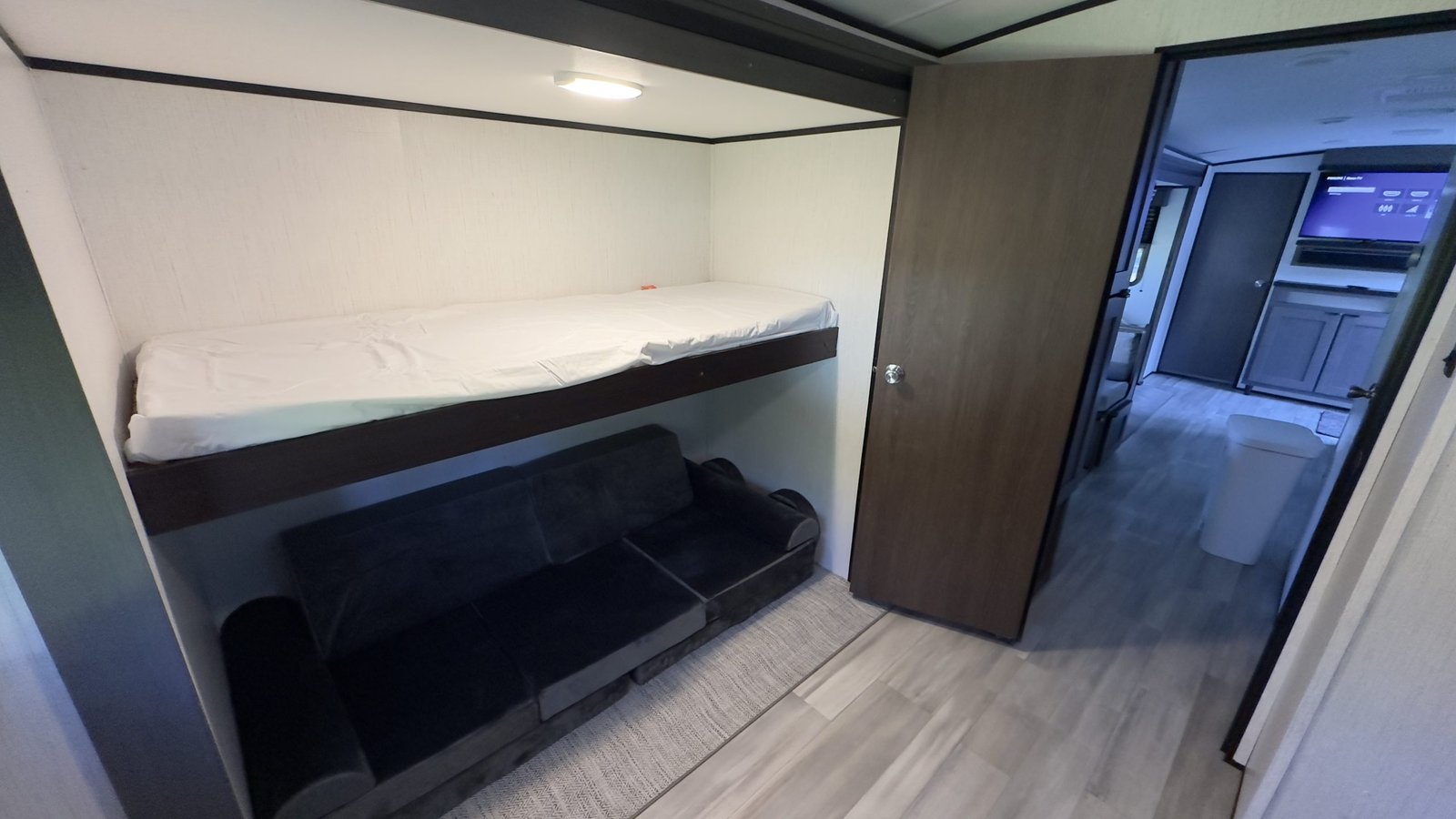 2022 Cruiser MPG 3100BH ULTRA LITE PREMIUM 36 FT Travel Trailer, Sleeps 8+