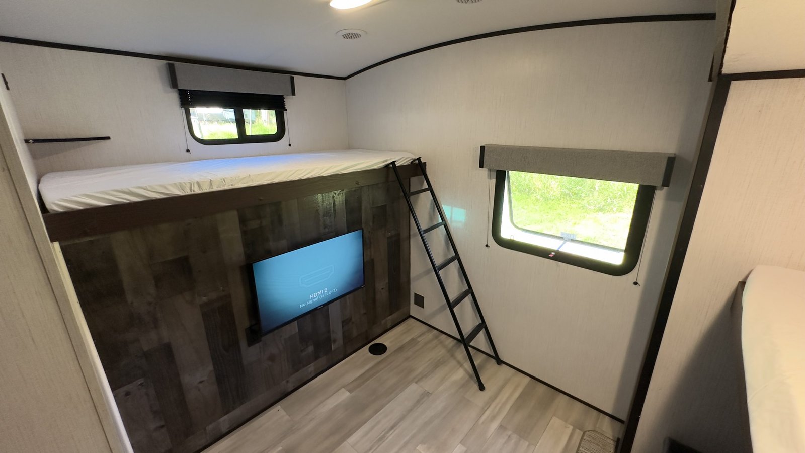 2022 Cruiser MPG 3100BH ULTRA LITE PREMIUM 36 FT Travel Trailer, Sleeps 8+