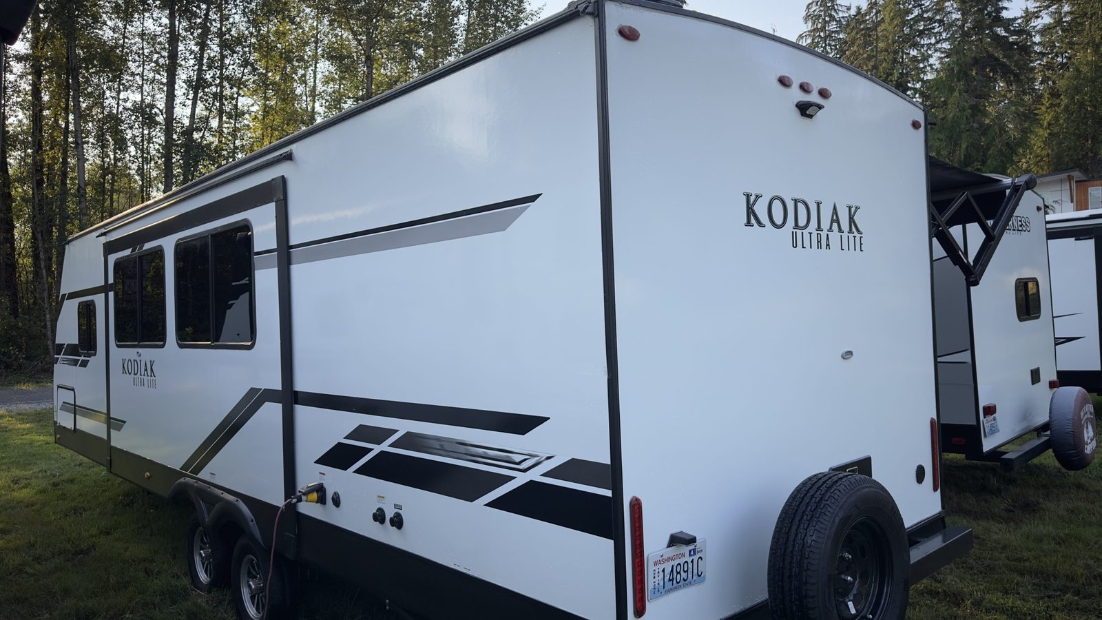 2021 Dutchmen Kodiak Ultra-Lite 289BHSL – 33ft Travel Trailer, Sleeps 8+