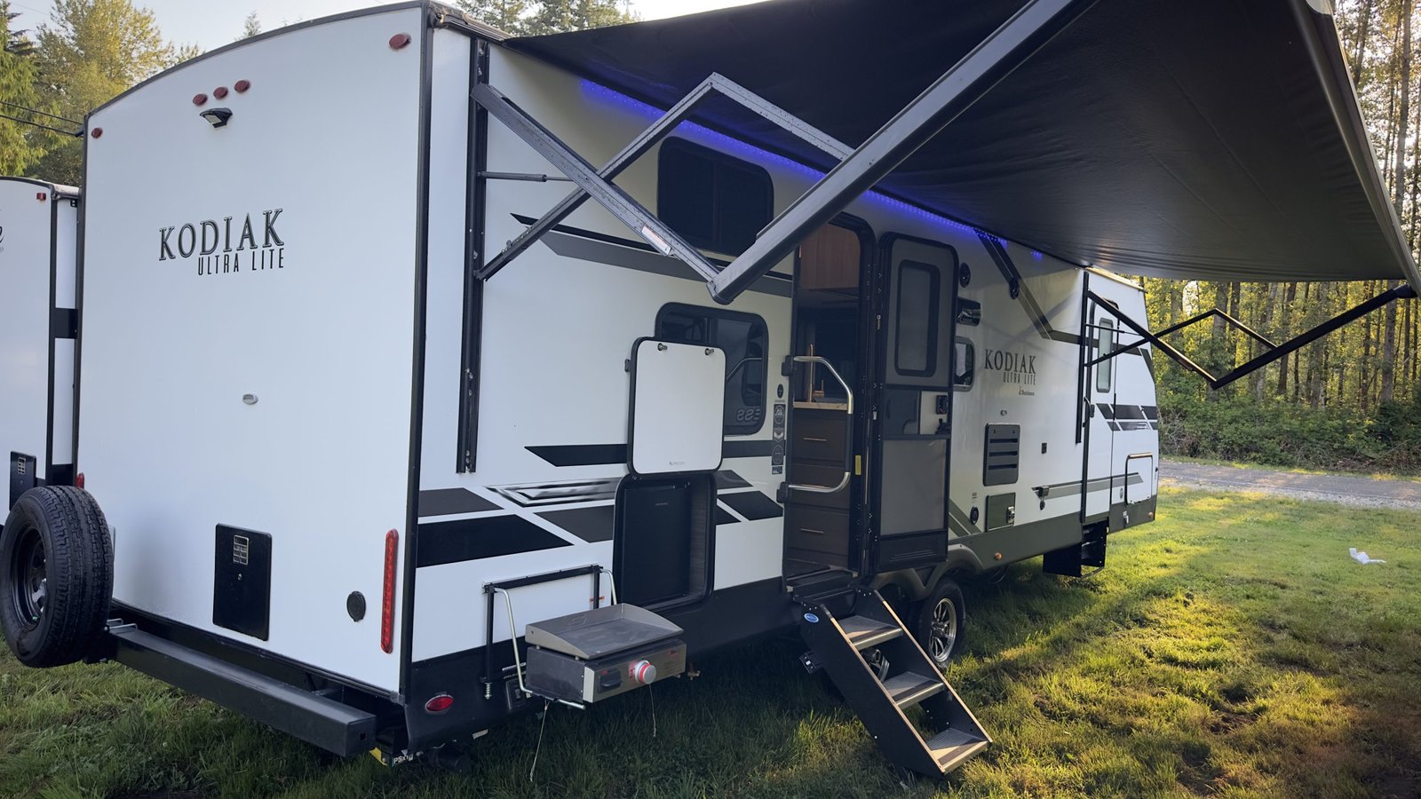 2021 Dutchmen Kodiak Ultra-Lite 289BHSL – 33ft Travel Trailer, Sleeps 8+