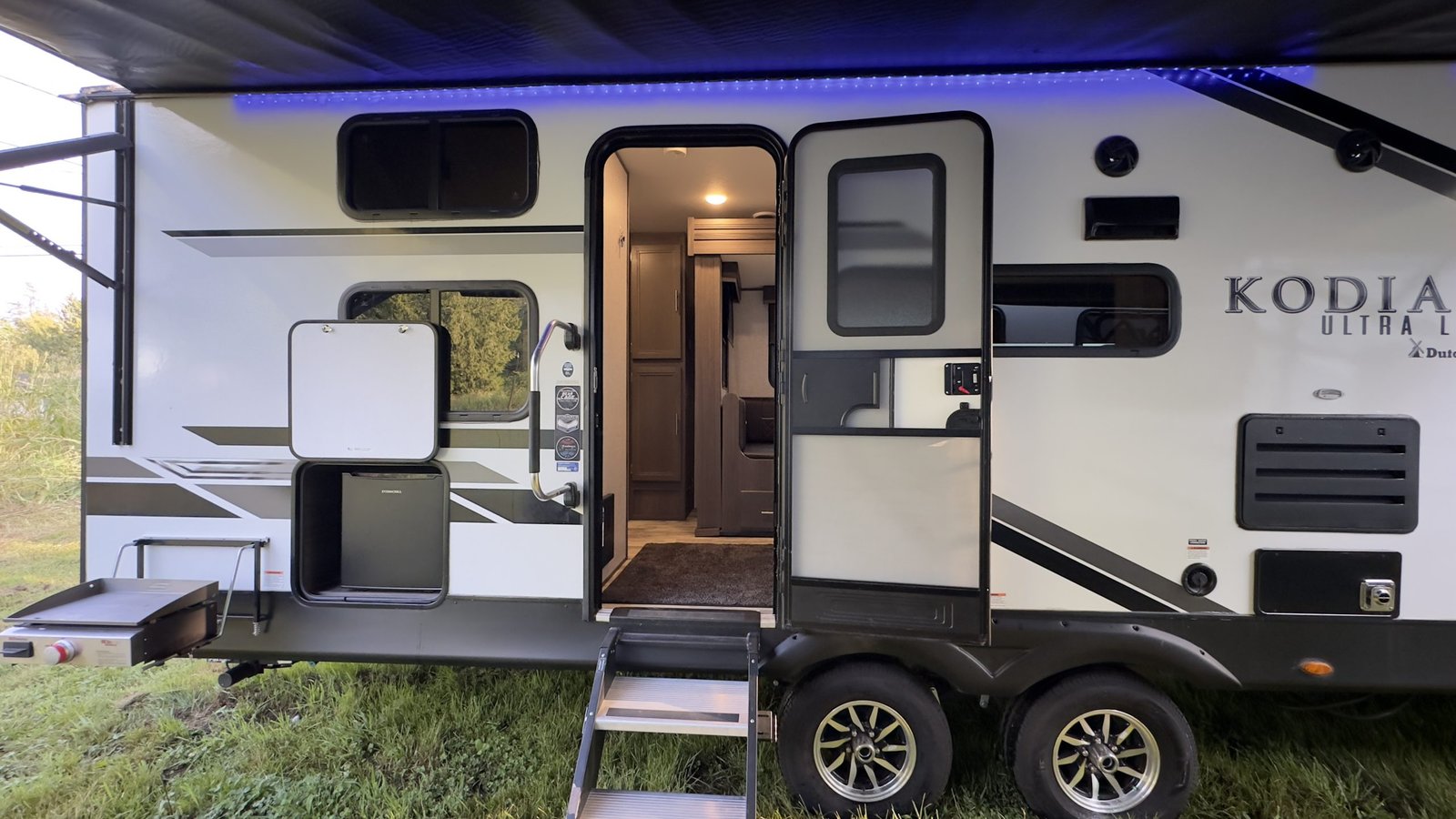 2021 Dutchmen Kodiak Ultra-Lite 289BHSL – 33ft Travel Trailer, Sleeps 8+