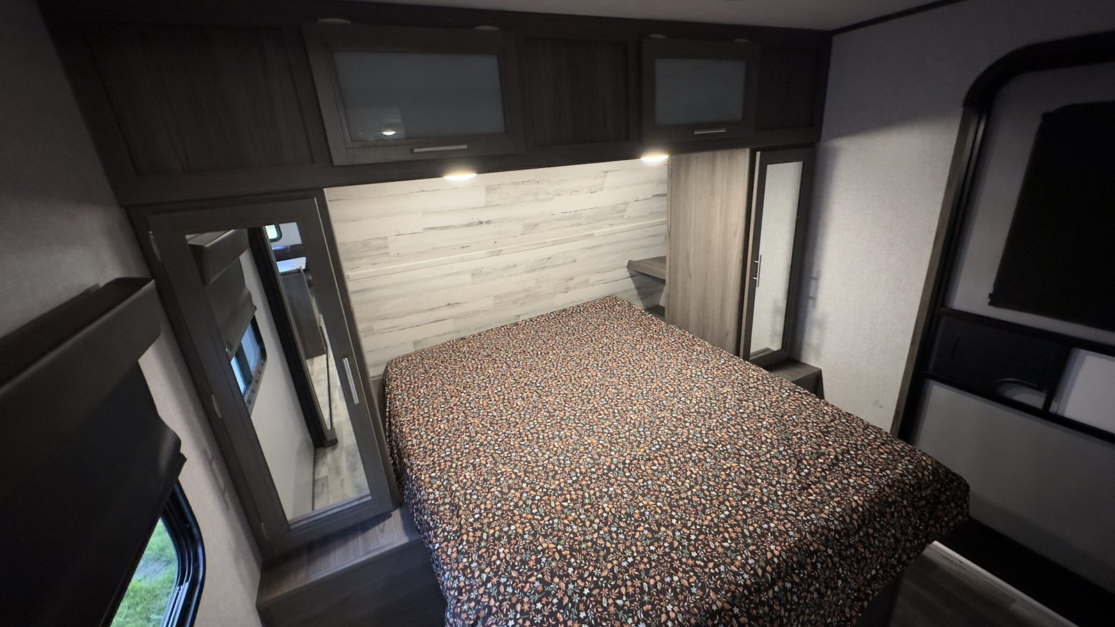 2021 Dutchmen Kodiak Ultra-Lite 289BHSL – 33ft Travel Trailer, Sleeps 8+