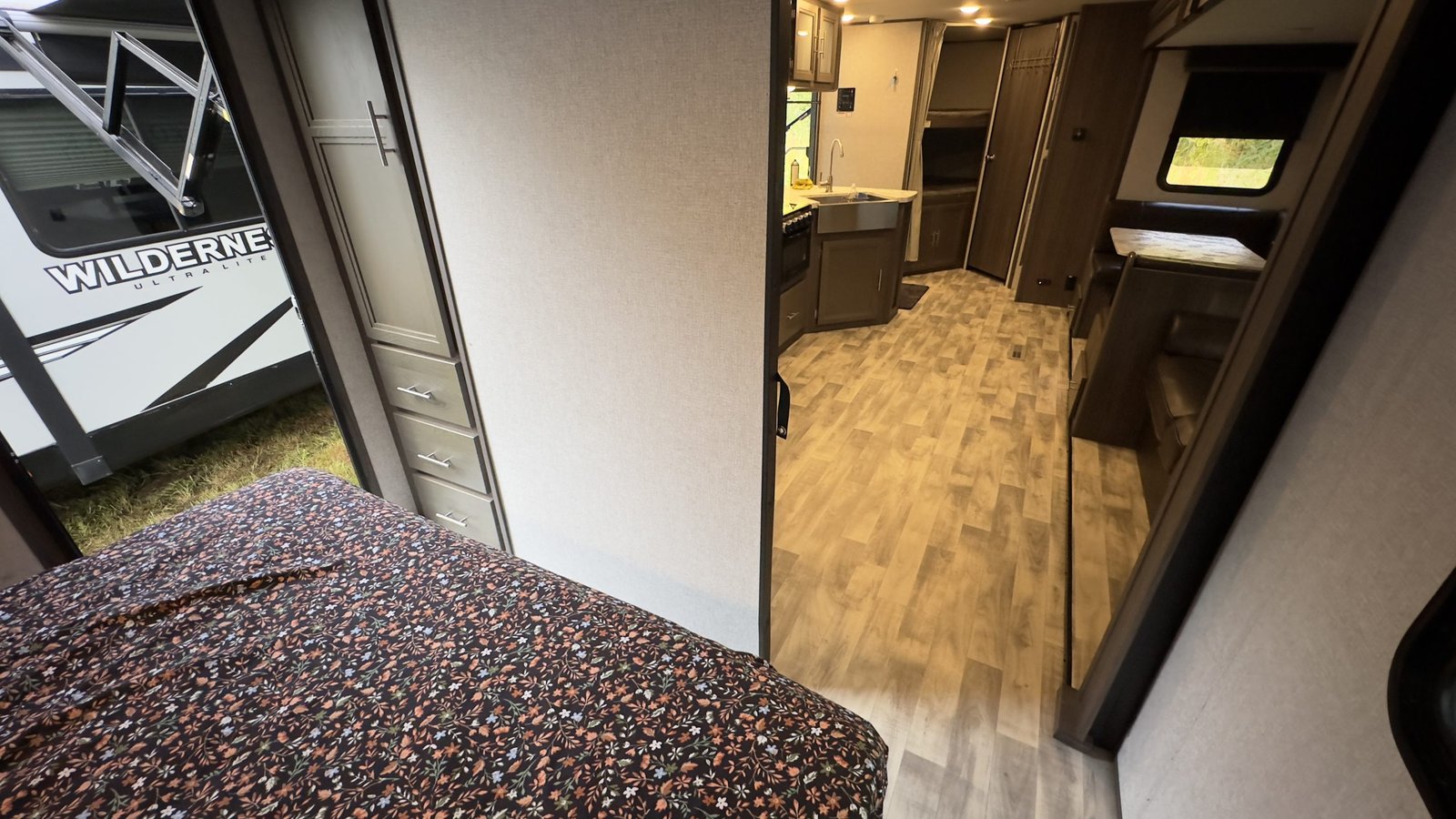 2021 Dutchmen Kodiak Ultra-Lite 289BHSL – 33ft Travel Trailer, Sleeps 8+