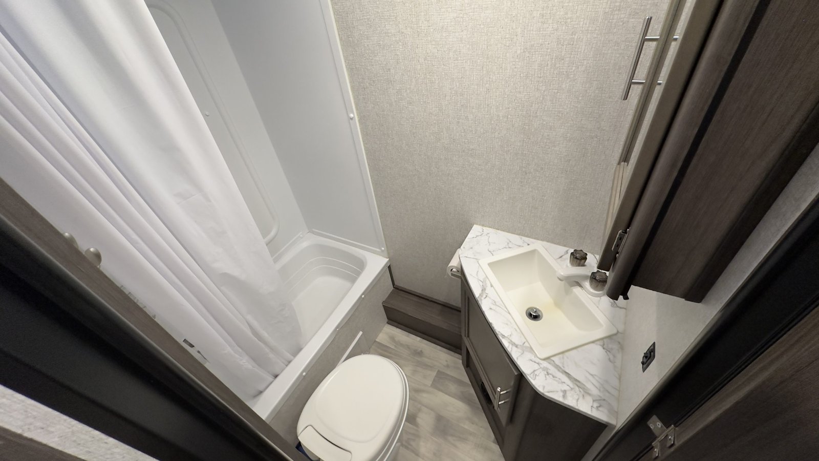 2021 Dutchmen Kodiak Ultra-Lite 289BHSL – 33ft Travel Trailer, Sleeps 8+