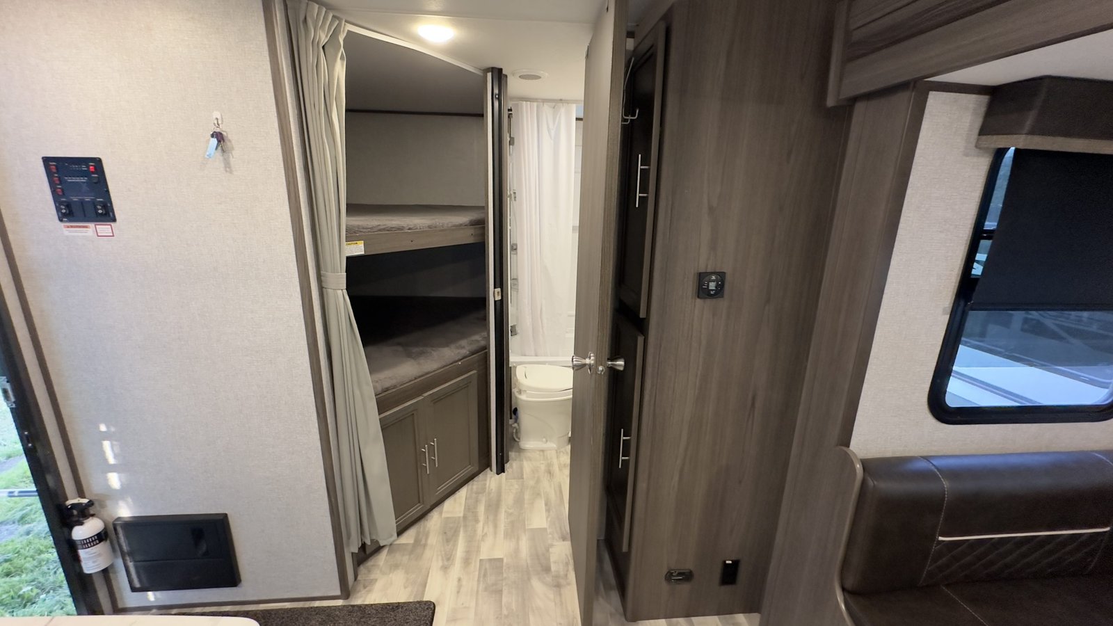 2021 Dutchmen Kodiak Ultra-Lite 289BHSL – 33ft Travel Trailer, Sleeps 8+