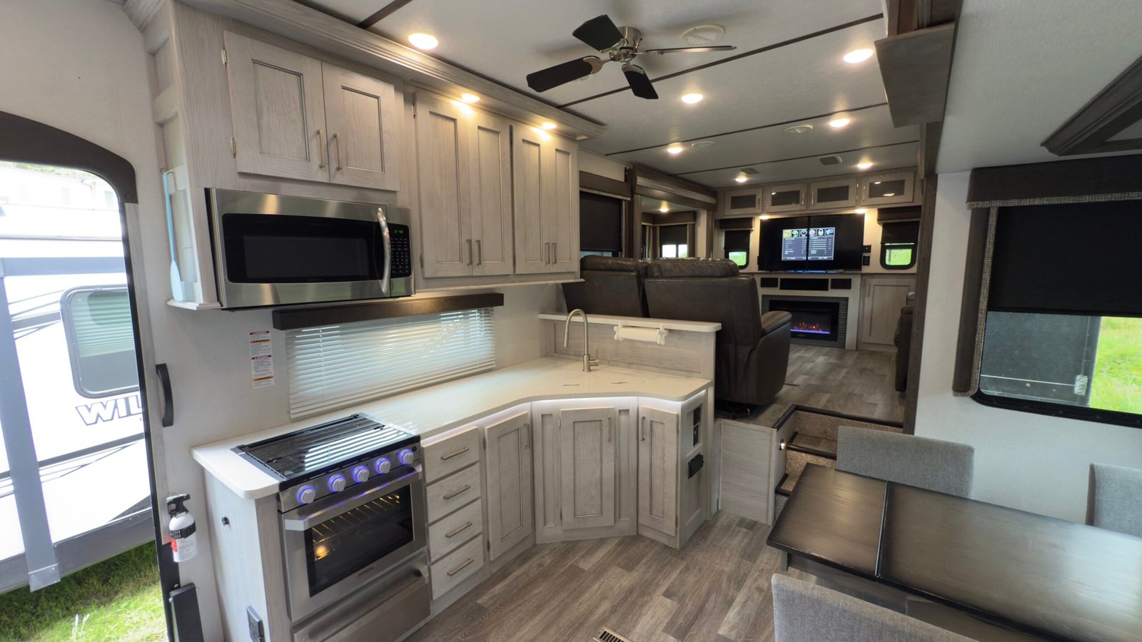 2020 Keystone Montana 40FT High Country 
Floorplan: 372RD (Fifth Wheel)