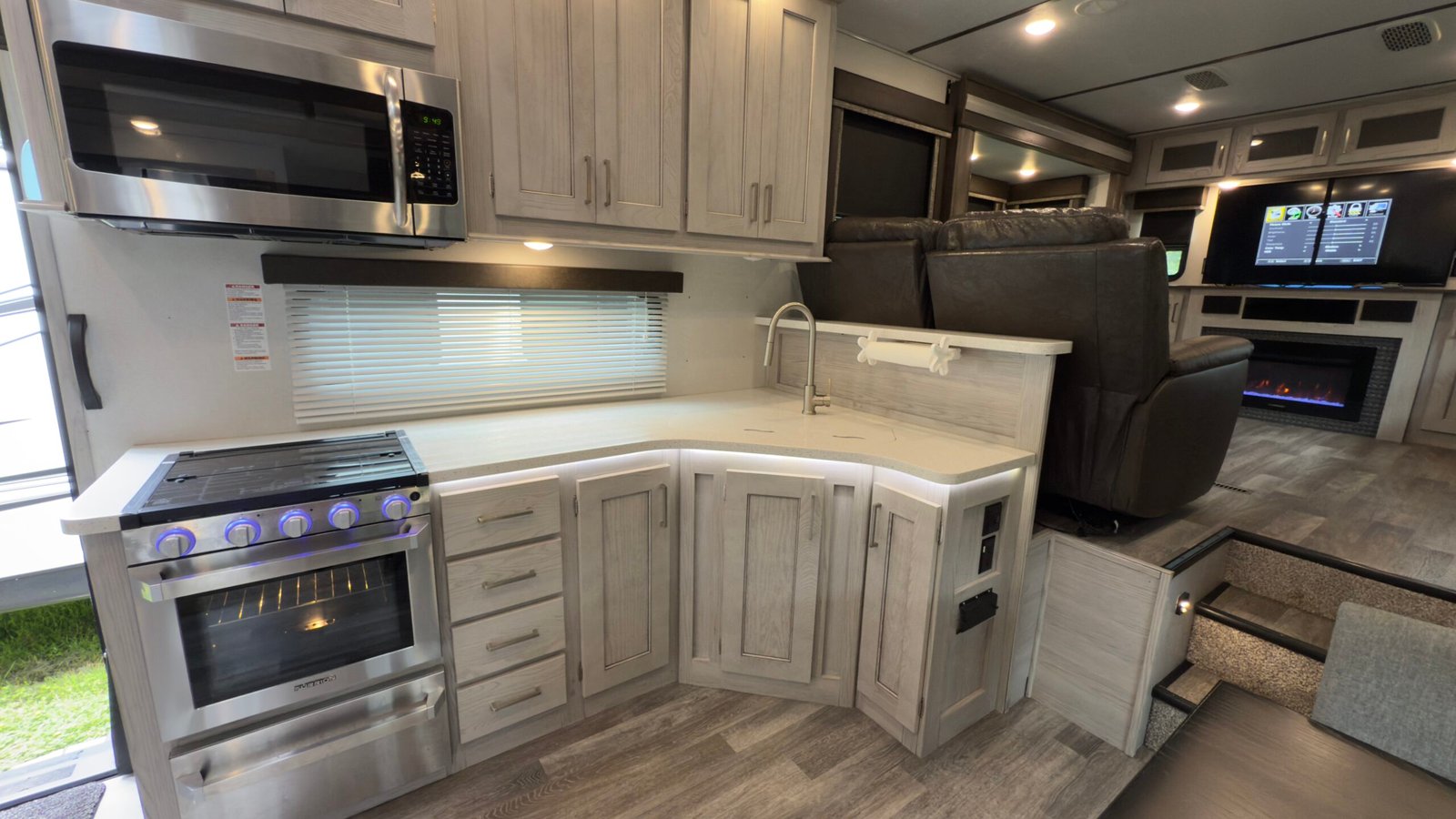 2020 Keystone Montana 40FT High Country 
Floorplan: 372RD (Fifth Wheel)