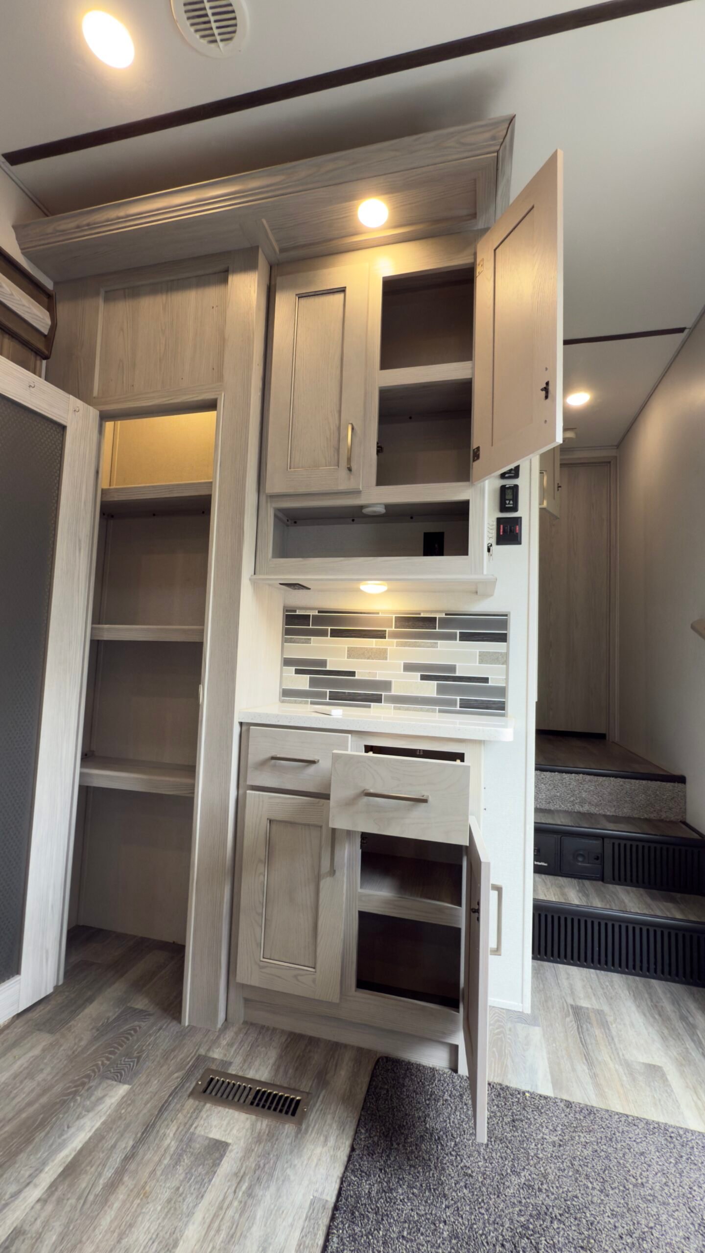 2020 Keystone Montana 40FT High Country 
Floorplan: 372RD (Fifth Wheel)