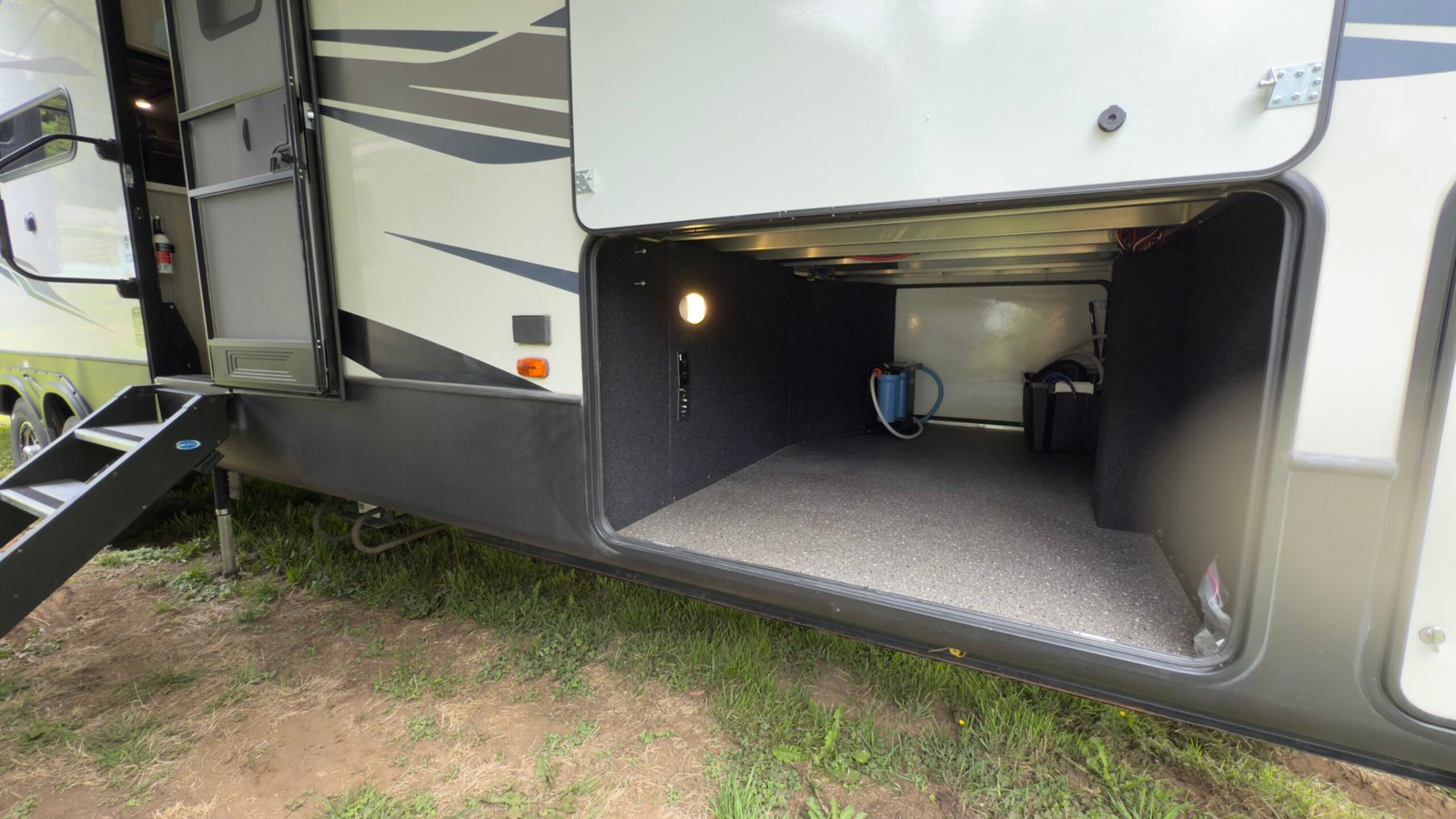 2020 Keystone Montana 40FT High Country 
Floorplan: 372RD (Fifth Wheel)