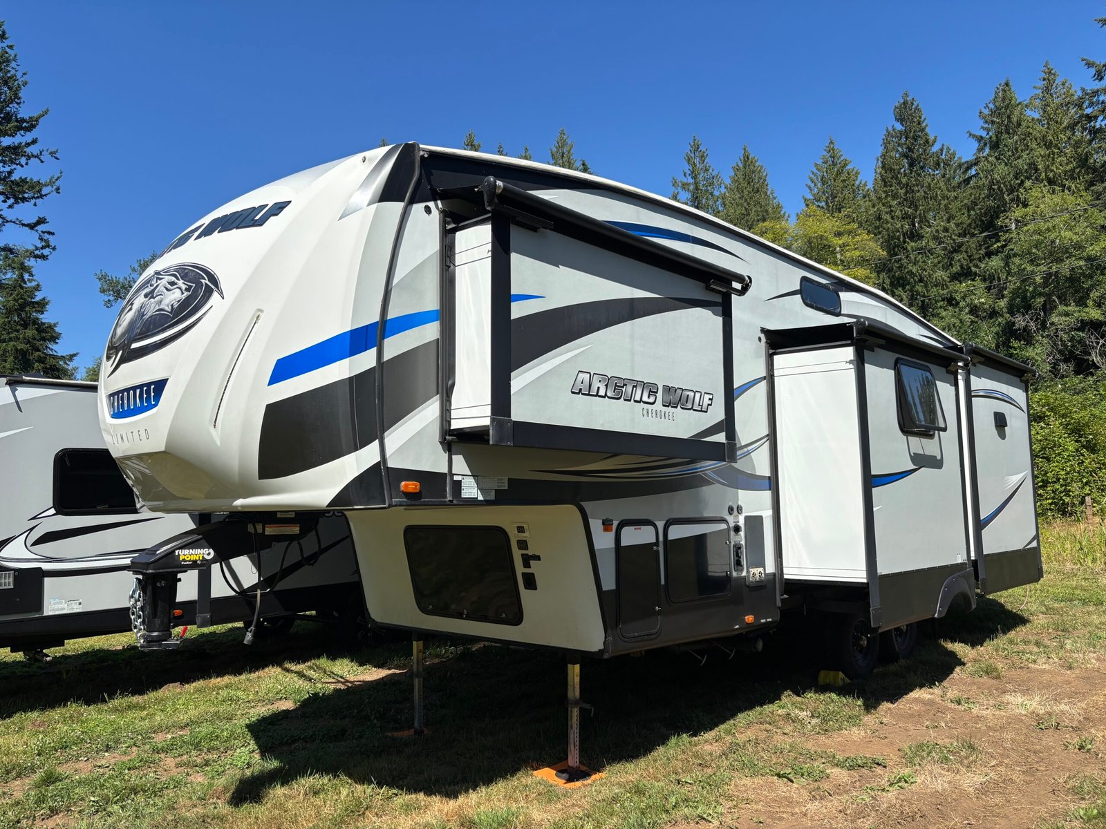 2018 ForestRiver Cherokee Arctic Wolf 295QSL8 Auto Leveling 5th Wheeler