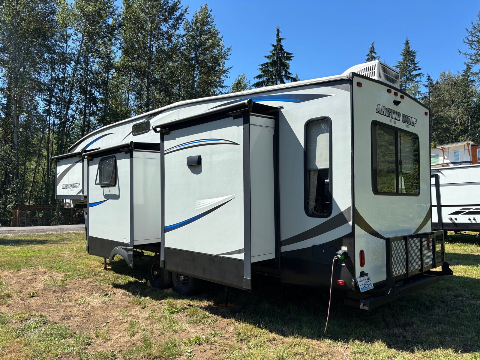 2018 ForestRiver Cherokee Arctic Wolf 295QSL8 Auto Leveling 5th Wheeler