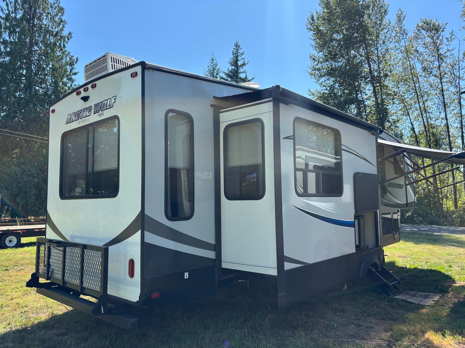 2018 ForestRiver Cherokee Arctic Wolf 295QSL8 Auto Leveling 5th Wheeler