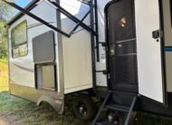 2018 ForestRiver Cherokee Arctic Wolf 295QSL8 Auto Leveling 5th Wheeler