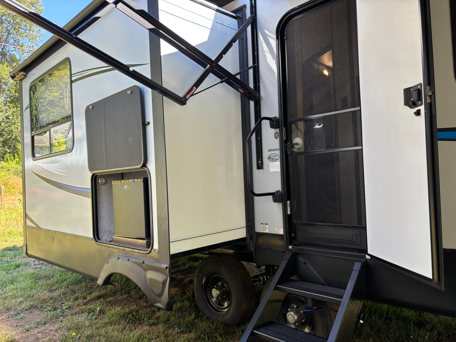 2018 ForestRiver Cherokee Arctic Wolf 295QSL8 Auto Leveling 5th Wheeler