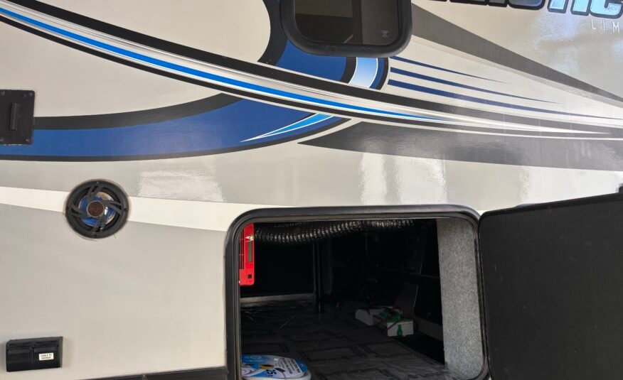 2018 ForestRiver Cherokee Arctic Wolf 2950SL8 Auto Leveling 5th Wheeler