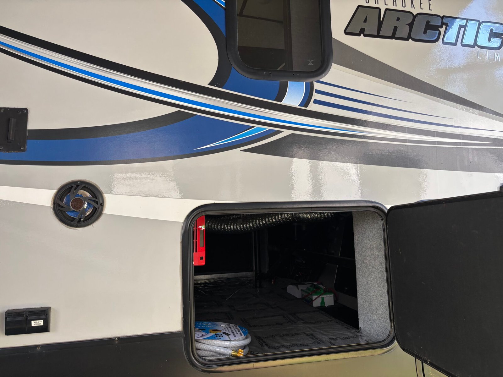 2018 ForestRiver Cherokee Arctic Wolf 295QSL8 Auto Leveling 5th Wheeler