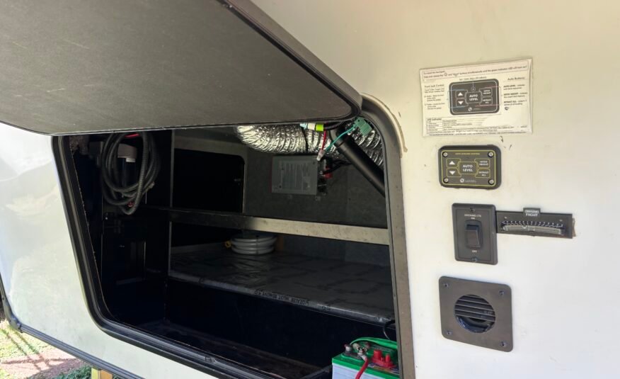 2018 ForestRiver Cherokee Arctic Wolf 2950SL8 Auto Leveling 5th Wheeler