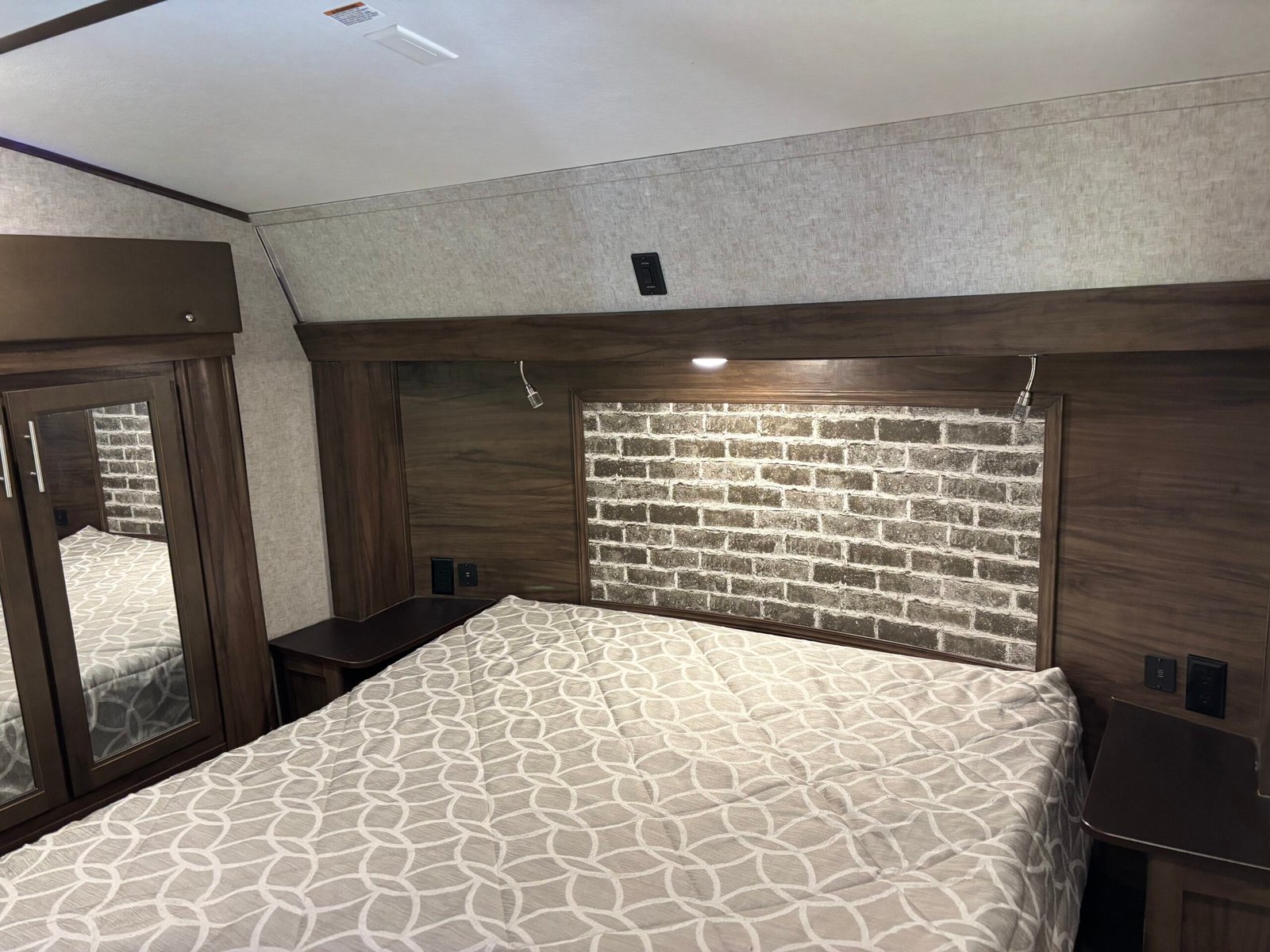 2018 ForestRiver Cherokee Arctic Wolf 295QSL8 Auto Leveling 5th Wheeler