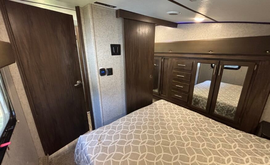 2018 ForestRiver Cherokee Arctic Wolf 2950SL8 Auto Leveling 5th Wheeler
