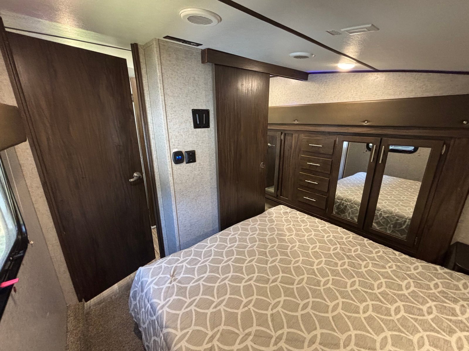 2018 ForestRiver Cherokee Arctic Wolf 295QSL8 Auto Leveling 5th Wheeler