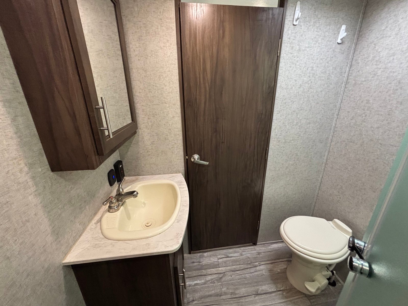 2018 ForestRiver Cherokee Arctic Wolf 295QSL8 Auto Leveling 5th Wheeler