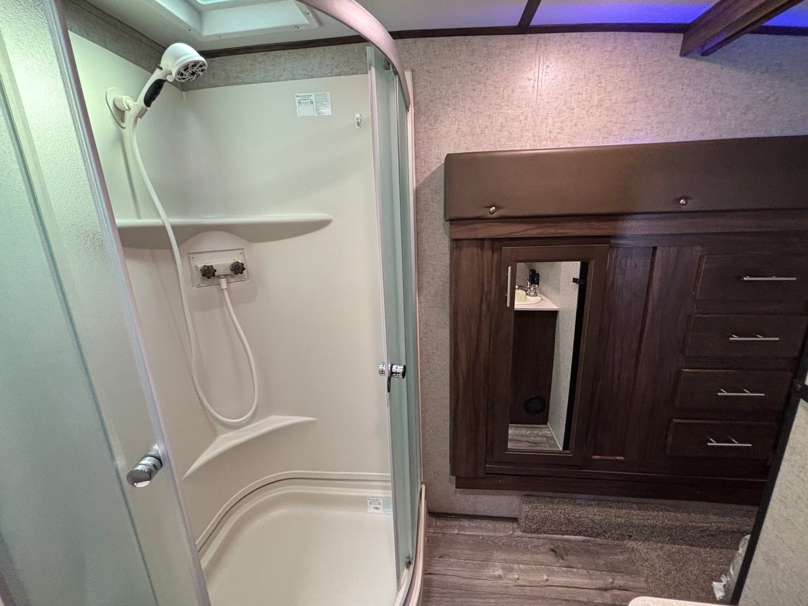 2018 ForestRiver Cherokee Arctic Wolf 295QSL8 Auto Leveling 5th Wheeler