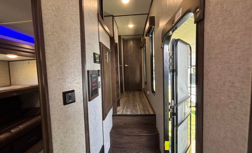 2018 ForestRiver Cherokee Arctic Wolf 2950SL8 Auto Leveling 5th Wheeler