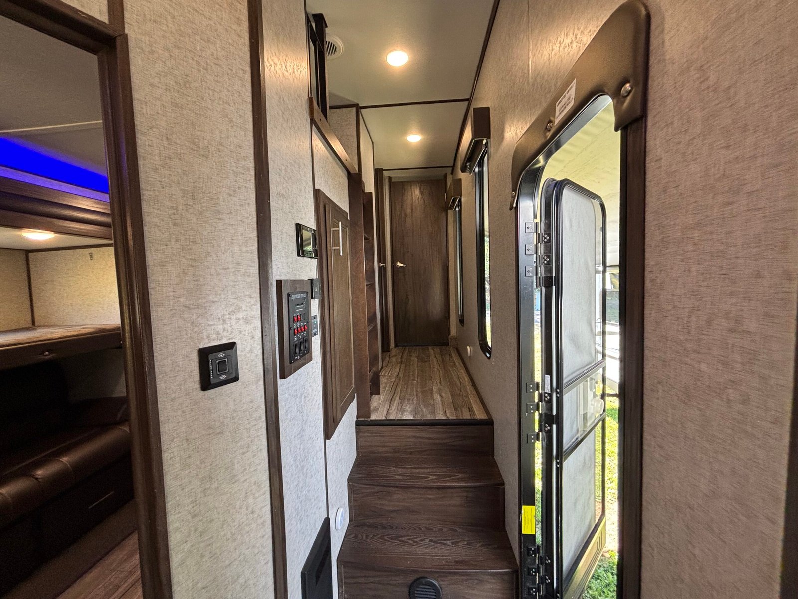 2018 ForestRiver Cherokee Arctic Wolf 295QSL8 Auto Leveling 5th Wheeler