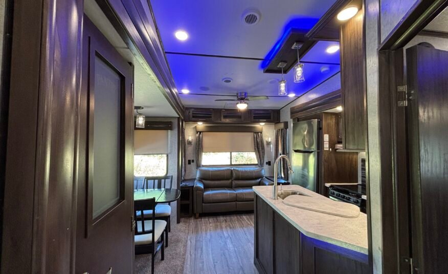 2018 ForestRiver Cherokee Arctic Wolf 2950SL8 Auto Leveling 5th Wheeler