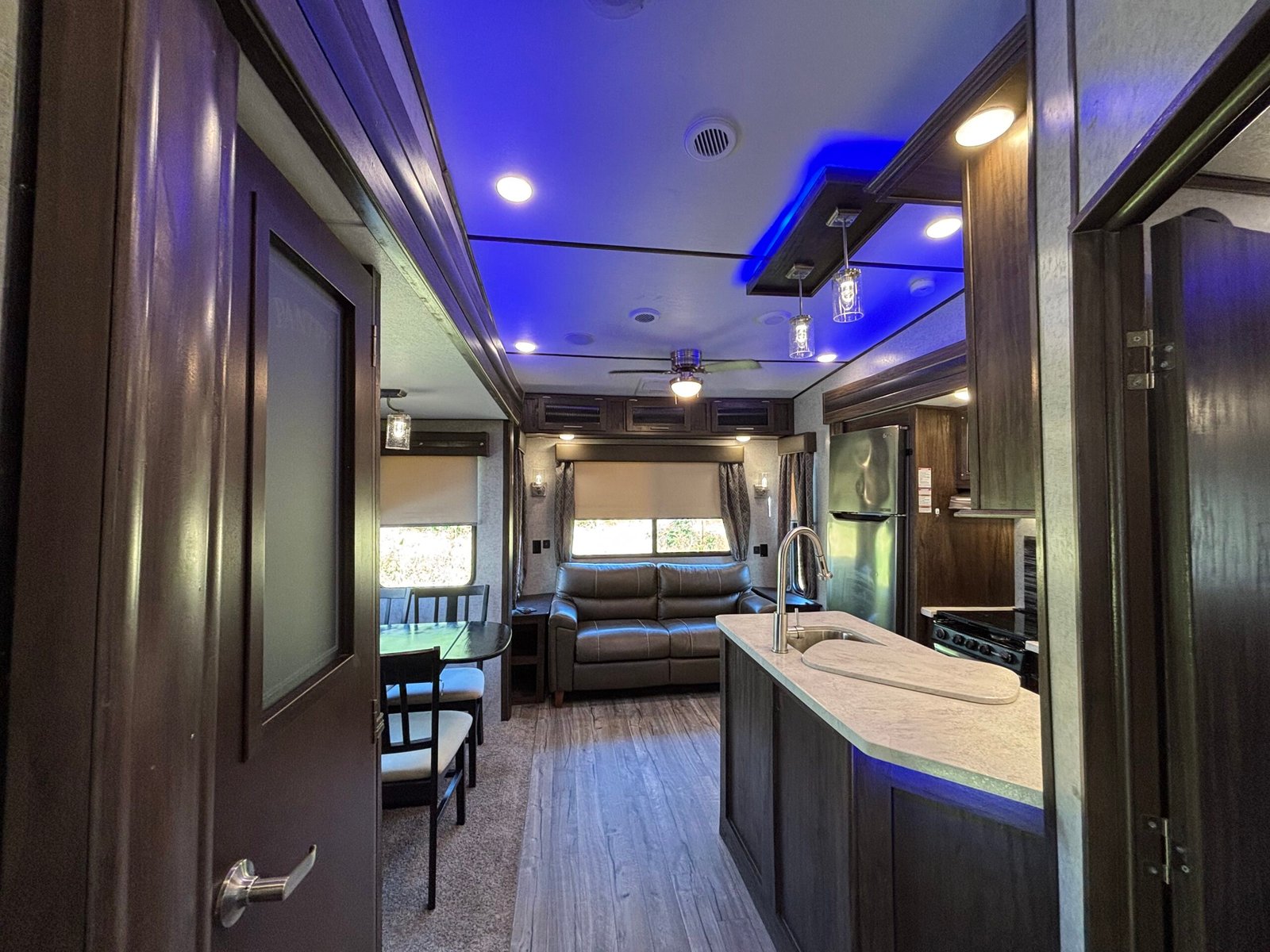 2018 ForestRiver Cherokee Arctic Wolf 295QSL8 Auto Leveling 5th Wheeler