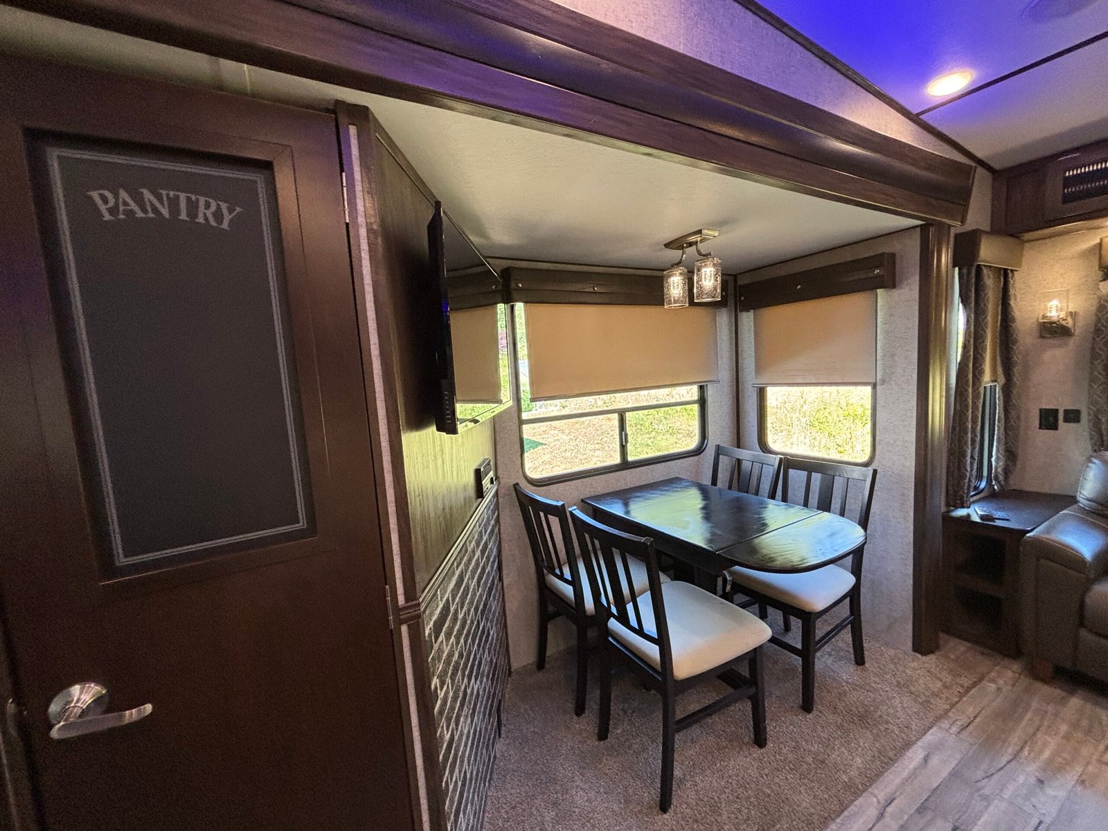 2018 ForestRiver Cherokee Arctic Wolf 295QSL8 Auto Leveling 5th Wheeler