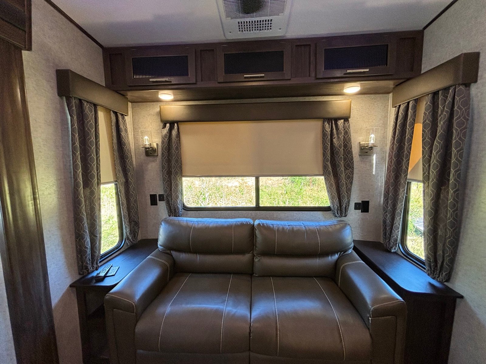 2018 ForestRiver Cherokee Arctic Wolf 295QSL8 Auto Leveling 5th Wheeler