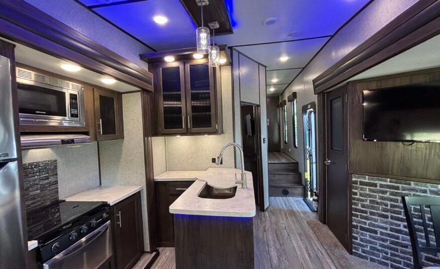 2018 ForestRiver Cherokee Arctic Wolf 2950SL8 Auto Leveling 5th Wheeler