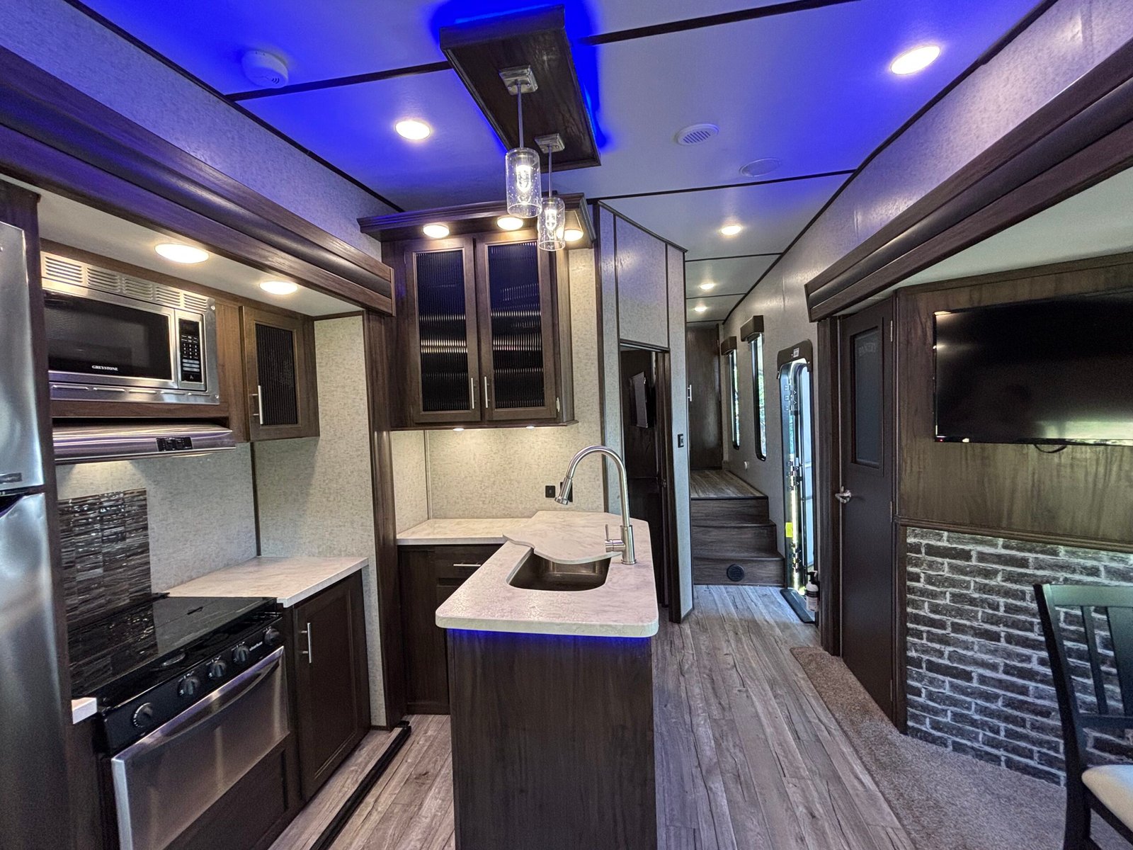 2018 ForestRiver Cherokee Arctic Wolf 295QSL8 Auto Leveling 5th Wheeler