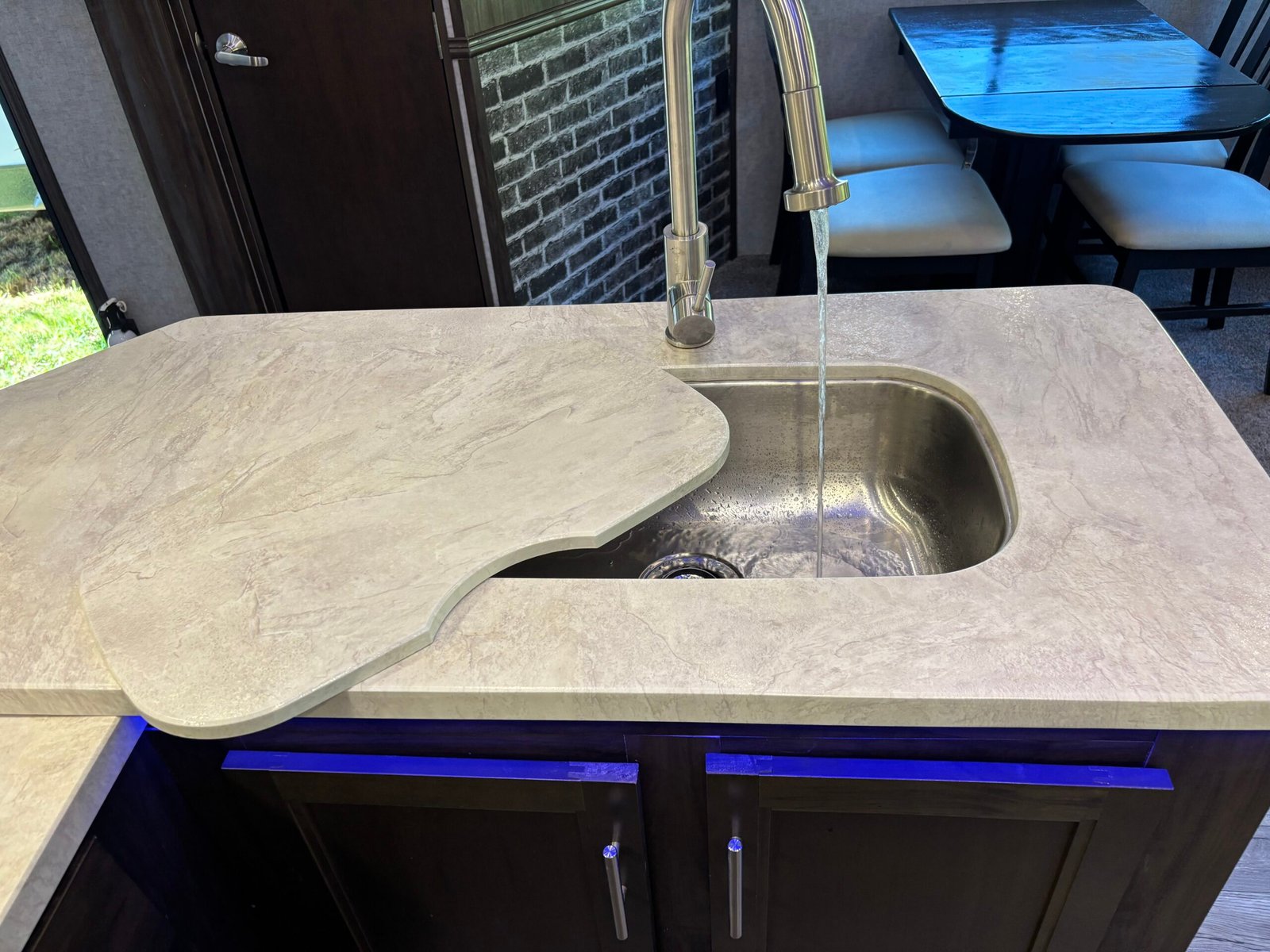 2018 ForestRiver Cherokee Arctic Wolf 295QSL8 Auto Leveling 5th Wheeler