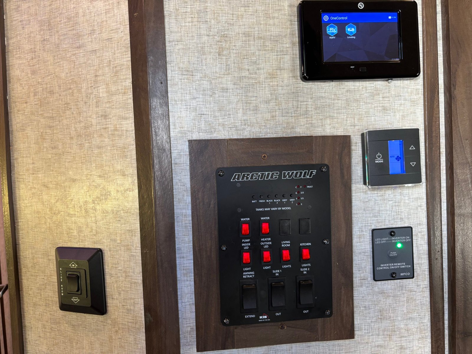 2018 ForestRiver Cherokee Arctic Wolf 295QSL8 Auto Leveling 5th Wheeler