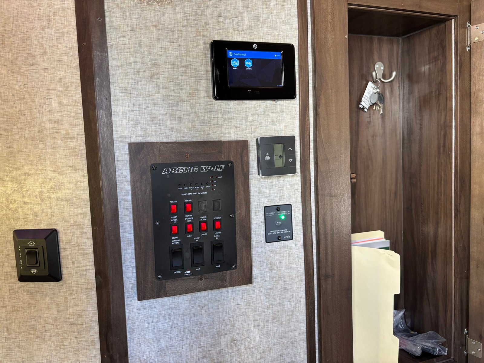 2018 ForestRiver Cherokee Arctic Wolf 295QSL8 Auto Leveling 5th Wheeler