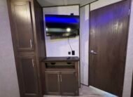 2018 ForestRiver Cherokee Arctic Wolf 295QSL8 Auto Leveling 5th Wheeler