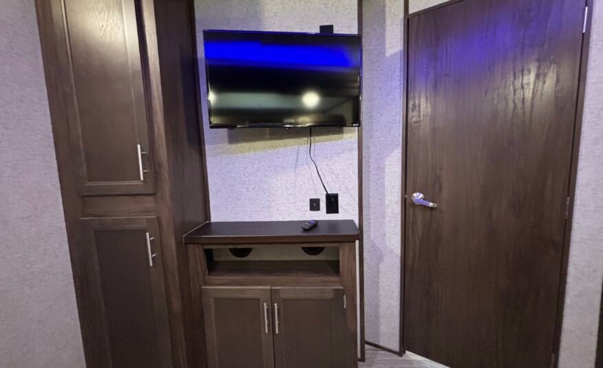 2018 ForestRiver Cherokee Arctic Wolf 2950SL8 Auto Leveling 5th Wheeler