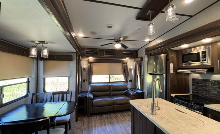 2018 ForestRiver Cherokee Arctic Wolf 2950SL8 Auto Leveling 5th Wheeler