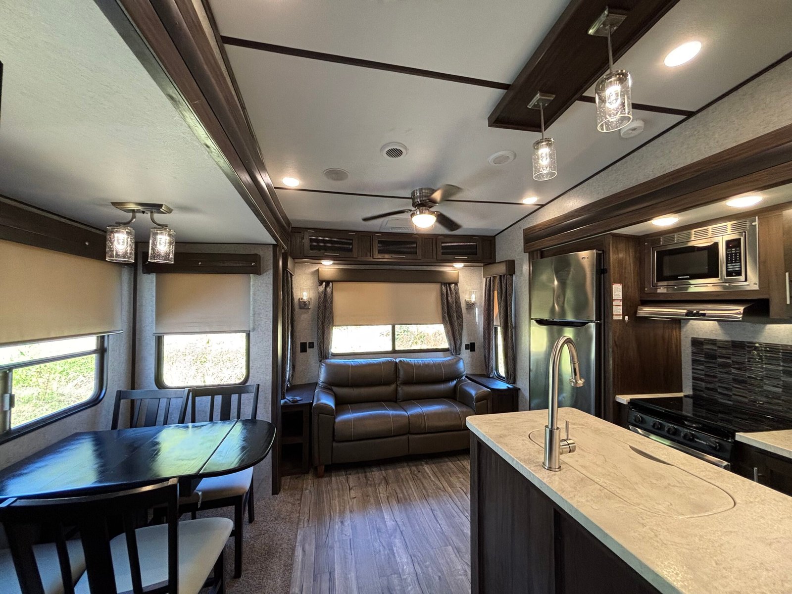 2018 ForestRiver Cherokee Arctic Wolf 295QSL8 Auto Leveling 5th Wheeler