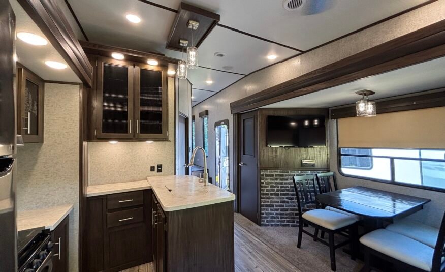 2018 ForestRiver Cherokee Arctic Wolf 2950SL8 Auto Leveling 5th Wheeler